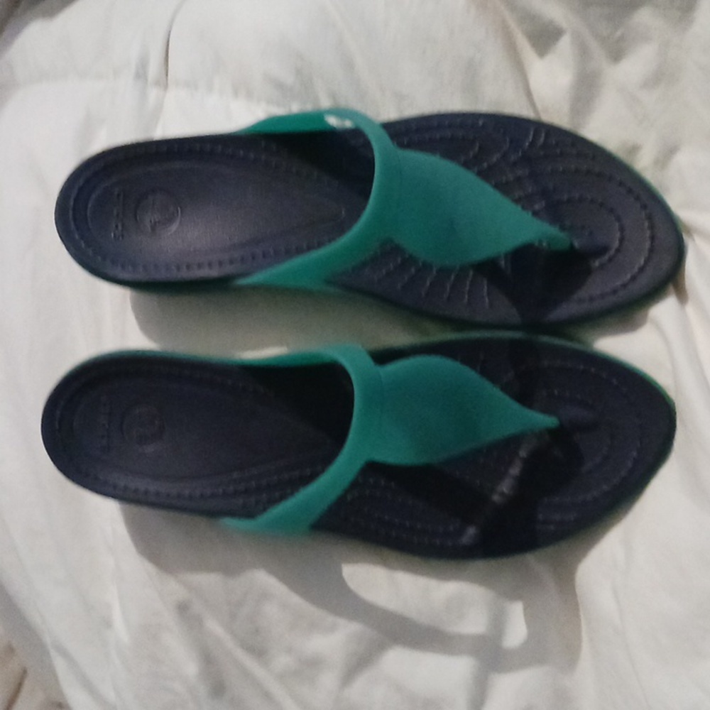 Size 8 women's teal Crocs